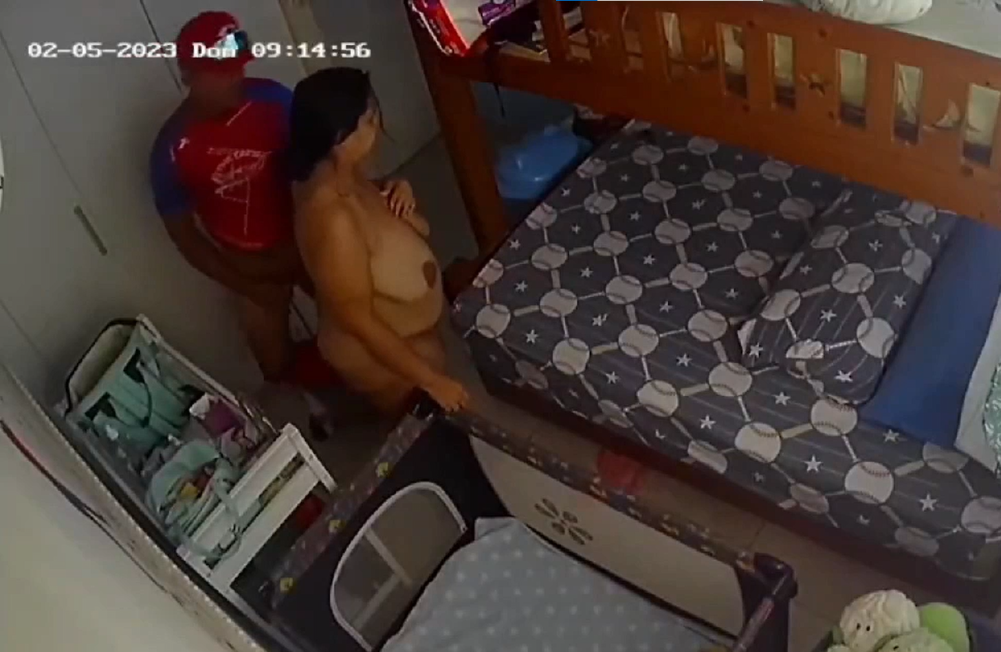 Pizza delivery man fucks the fat mom